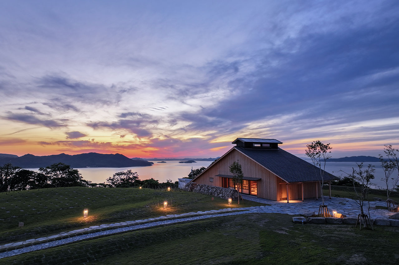 夜の訪れの時の納屋